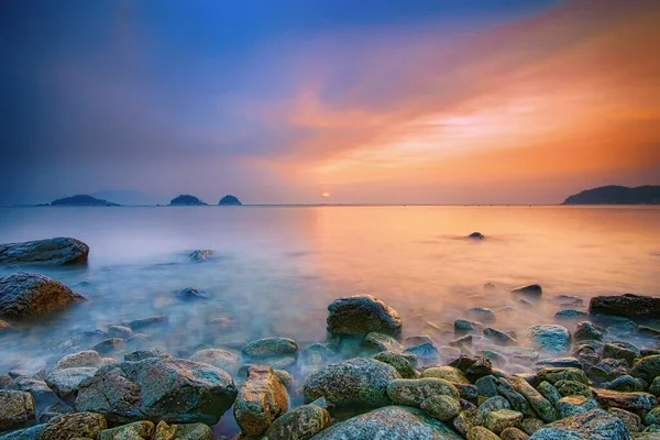 Kore, Yeosu 'daki Musulmok Sahili' nde gün doğumu