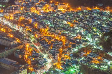 Gözlemevinden şehrin gece manzarası.