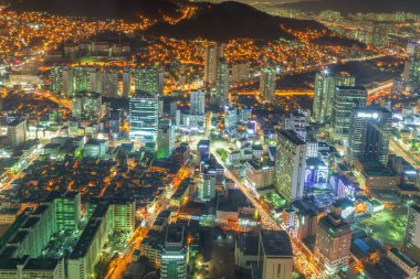 Gözlemevinden şehrin gece manzarası.