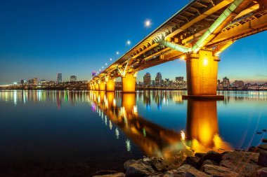 Seul 'deki Han Nehri' nin gece manzarası.