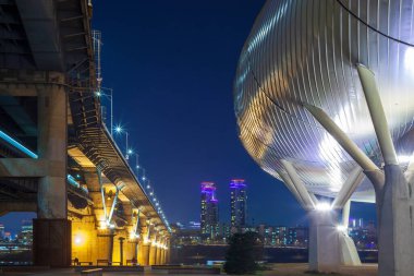 Seul 'deki Han Nehri' nin gece manzarası.