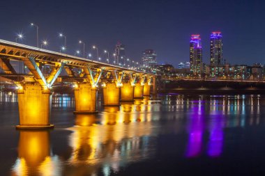 Seul 'deki Han Nehri' nin gece manzarası.