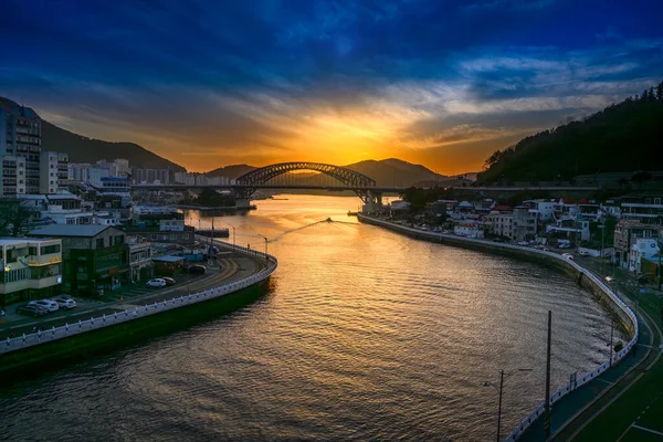 Kore 'deki Tongyeong Kanalı' nın Nightscape 'i