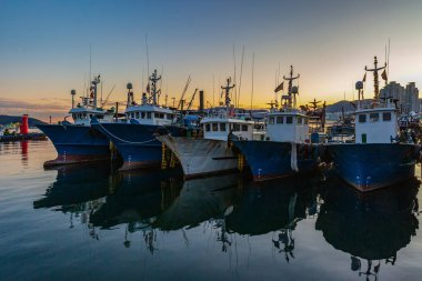 Kore 'deki Masan Limanı' nın gün batımı manzarası