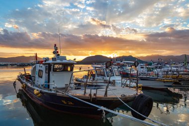 Kore 'deki Masan Limanı' nın gün batımı manzarası
