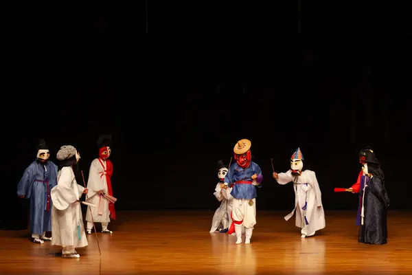 Geleneksel Kore Maske Dansı Gösterisi