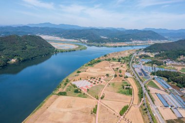 Hava aracı görüntüsü. Rıhtım parkının bahar manzarası