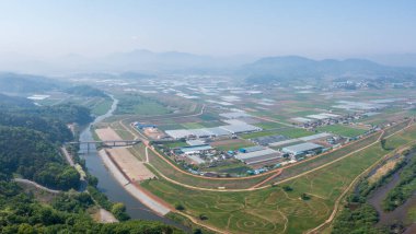 Hava aracı görüntüsü. Çevre parkının bahar manzarası.