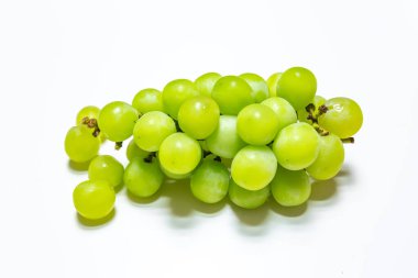 Muscat üzümlerini beyaz arkaplanda parlat.