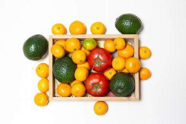 Taze sebze çeşitleri, yakın plan. Yeşil salata, domates, avokado, mandalina, hurma, sağlıklı bir ölüm için.