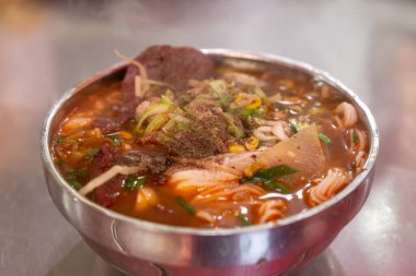 Biftek pilavı çorbası Kore bifteğinin geleneksel olarak pişirildiği baharatlı bir Kore yemeğidir..