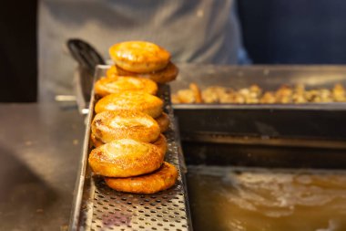 Sıcak teok, Kore şurubu dolgulu krep: testis şeklinde mayalanmış un hamuru, bir kaşık dolusu kahverengi şeker ve önceden ısıtılmış bir tavada kızartılmış. Tarçın tozuyla karıştırılmış esmer şeker bir komedidir.