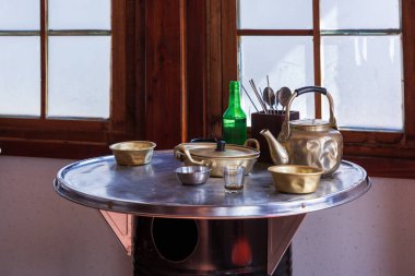 Makgeolli geleneksel Kore yemeği Pajeon 'la birlikte Kore Lokantası' nda yemek yiyor.