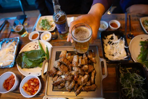 Kore barbeküsü, domuz eti, et, pirinç, sebze, bira, soju.,