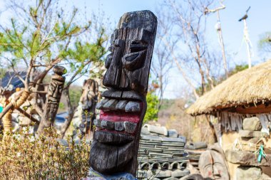 Jangseung, Kore geleneksel totem direği köyün girişinde..