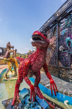 Dinozor heykelleri olan bir orman parkı manzarası