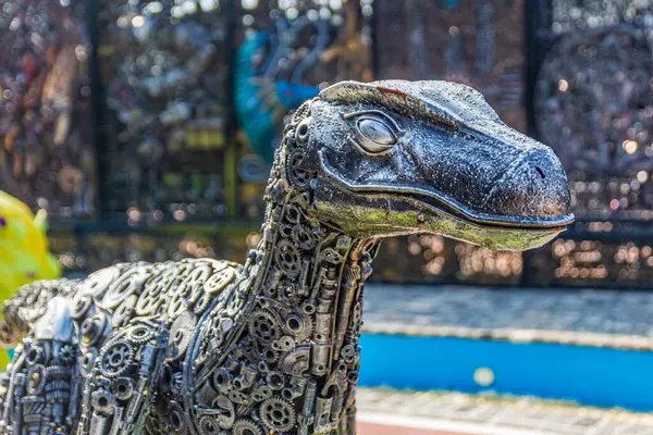 Dinozor heykelleri olan bir orman parkı manzarası