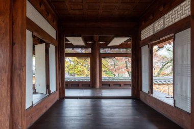 Geleneksel bir Kore evinin zemin ve pencereleri.