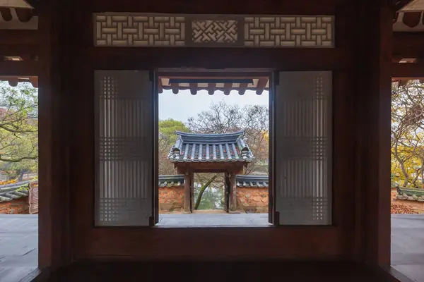 Geleneksel bir Kore evinin zemin ve pencereleri.