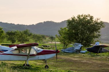 Nehir kıyısında kırmızı gelinciklerle dolu bir manzara. Güney Gyeongsang Eyaleti, Güney Kore 'deki Haman-gun' daki Akyang bankalarının günbatımı görüntüsü.