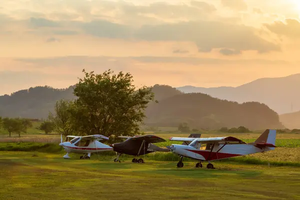 Nehir kıyısında kırmızı gelinciklerle dolu bir manzara. Güney Gyeongsang Eyaleti, Güney Kore 'deki Haman-gun' daki Akyang bankalarının günbatımı görüntüsü.