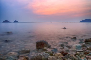 Taş ve çakıl taşlı plaj manzarası