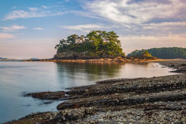 Sol Adası, Goseong, Güney Gyeongsang Eyaleti, Güney Kore 'deki deniz manzarası.
