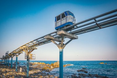Denizde Sahil Rayları: bir sahil yolu boyunca manzaralı bir gezi. Jukbyeon Limanı 'ndaki raylı trenler, Uljin County, Kuzey Gyeongsang Eyaleti, Güney Kore.