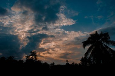 Kendinizi doğanın nefes kesici güzelliğine daldırın. Bu büyüleyici görüntüyle görkemli dağların üzerinde huzurlu günbatımını yakalayın. Güneş güzellikle tepenin ötesine inerken gökyüzü büyüleyici bir sıcak ton tuvaline dönüşür.