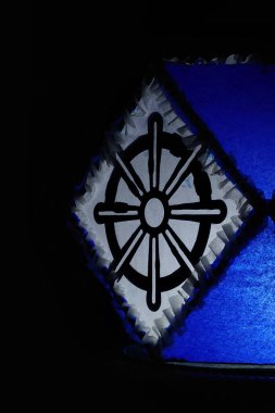 Genellikle Sri Lanka 'daki Vesak kutlamaları sırasında sergilenen sembolik Dharmachakra' nın (tekerlek) yer aldığı güzel aydınlatılmış geleneksel Vesak fenerinin (Vesak Kuduwa) yakın plan fotoğrafı. Budist Festivali ile ilgili içerik için ideal