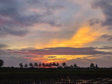 Gölün üzerinde güzel bir gün batımı
