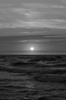 Denizin üzerinde güzel bir gün batımı