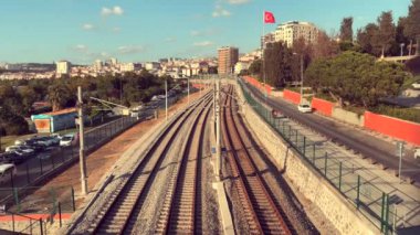 İstanbul 'da marmaraylı tren rayları ve Türk bayrağı