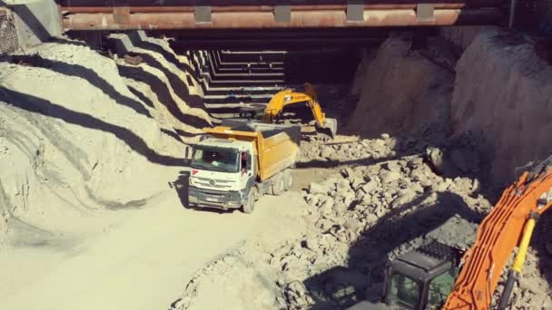 Excavadora Trabajando Construcción Estación Del Túnel Del Metro Moción Lenta — Vídeos de Stock