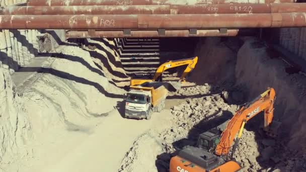 Escavadeira Trabalhar Construção Estação Metro Tunnel Movimento Lento Aéreo — Vídeo de Stock