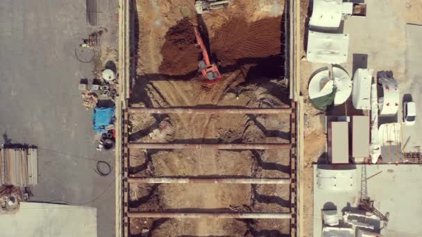 Excavadora Trabajando Construcción Estación Del Túnel Del Metro Moción Lenta — Vídeos de Stock