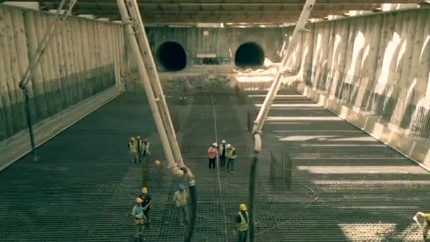 엔지니어와 노동자에 지하철 건설의 기초를 콘크리트를 지하철 — 비디오