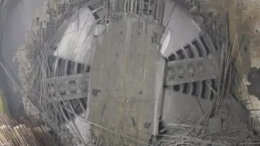 Metro tüneli inşaatı sırasında tünelden çıkan sıkıcı makine. TBM- Hızlı çekim