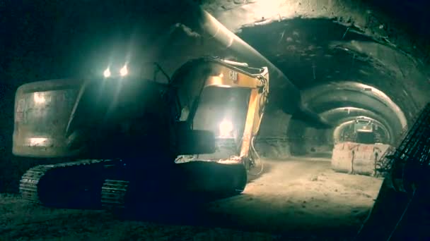 Escavatore Nella Costruzione Tunnel Metropolitani — Video Stock
