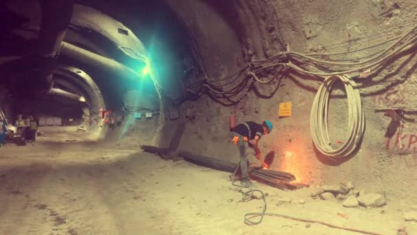 Arbeidssveising Ved Konstruksjonen Underjordisk Tunnel – stockvideo
