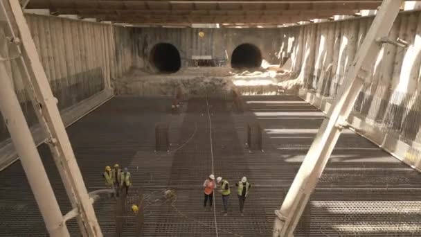Folyamat Ömlött Beton Alapítvány Egy Metróállomás Építése Mérnökök Munkavállalók Metró — Stock videók