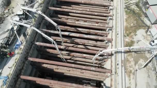 Misturadores Bomba Concreto Derramando Concreto Construção Estação Túnel Metro Movimento — Vídeo de Stock