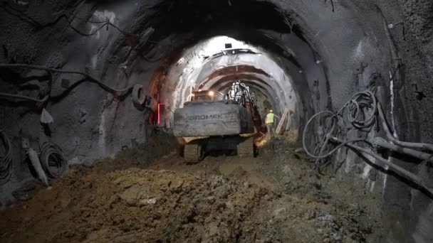 在地铁隧道施工中使用新奥地利隧道法施工的建筑工人和施工车辆 土耳其伊斯坦布尔 — 图库视频影像