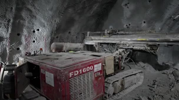 Sebuah Terowongan Berwarna Merah Jangkar Mesin Membosankan Tempat Kerja Konstruksi — Stok Video
