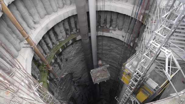当地下通道内的地质挖掘被起重机运走的时候 货运电梯却在另一边 土耳其 — 图库视频影像