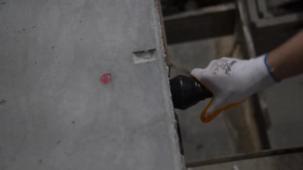 Человек Белых Перчатках Поворачивает Заглушку Соединения Сегмента Туннеля Рукой Стамбул — стоковое видео