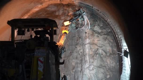 一名建筑工人用刮胡刀在地铁隧道施工 — 图库视频影像