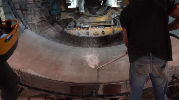 Ein Arbeiter Reinigt Die Segmentmontage Mit Wasser Der Tunnelbohrmaschine Bahn — Stockvideo