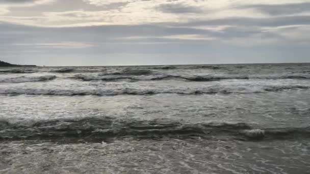 多云天气下 海浪汹涌的大海和海滩上的码头 — 图库视频影像