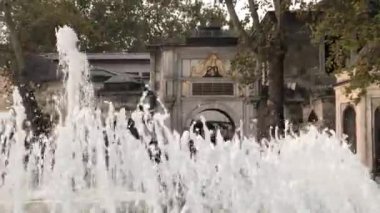 İstanbul, Türkiye - 01.05.204: Turistler ve resimler büyük sarayın parkında
